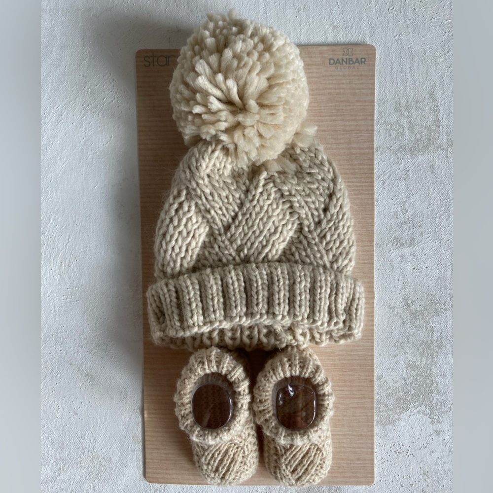 NWT Danbar Global Stars & Dreamers Winter Knit Hat & Booties Set, 12 months